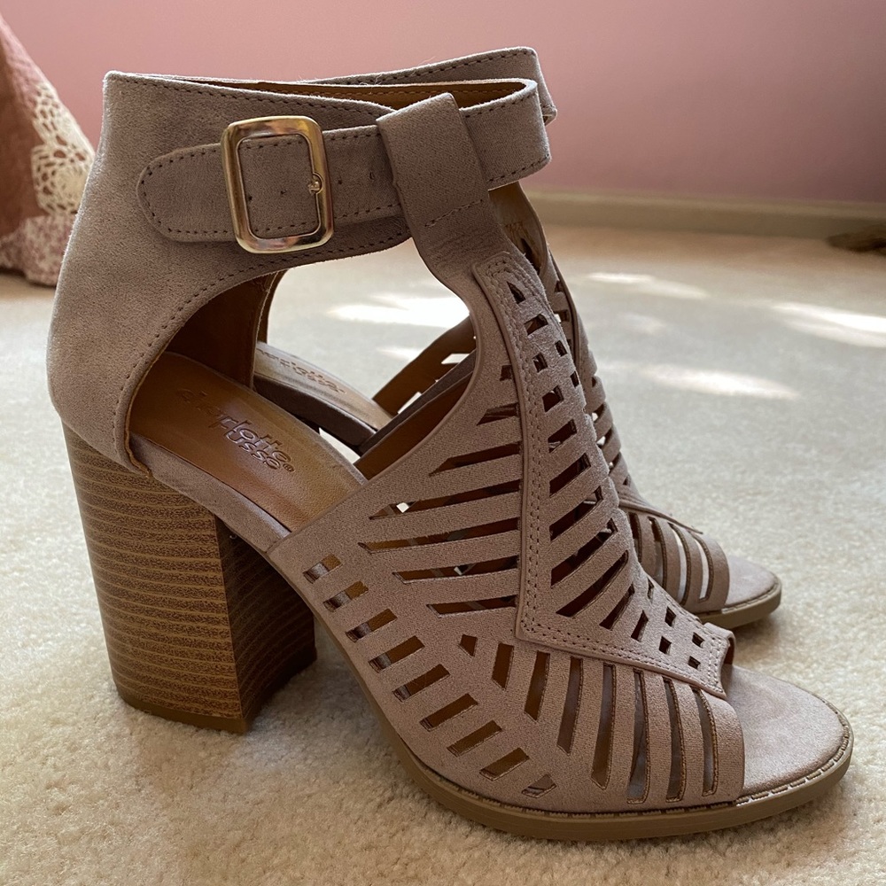 Heels - Picture 4 of 4